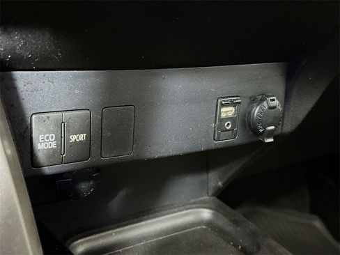 Used 2016 Toyota RAV4 LE image 37