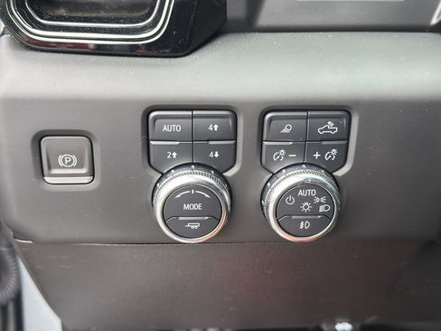 Used 2024 GMC Sierra 1500 AT4 w/ AT4 Premium Package AWD/4WD image 11