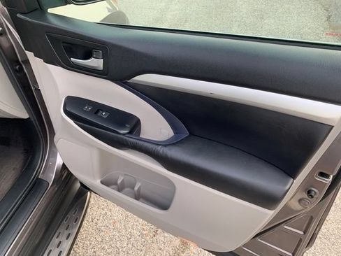 Used 2016 Toyota Highlander XLE FWD image 13