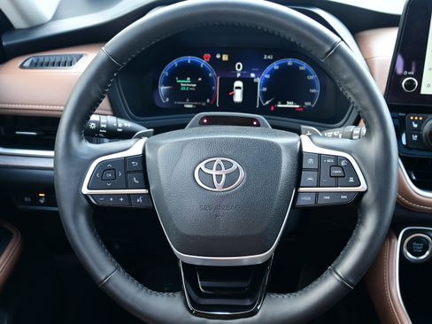 Used 2025 Toyota Grand Highlander AWD image 21