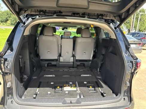 Used 2026 Toyota Sienna XLE FWD image 18