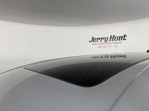 Used 2024 Chrysler Pacifica Limited FWD image 3