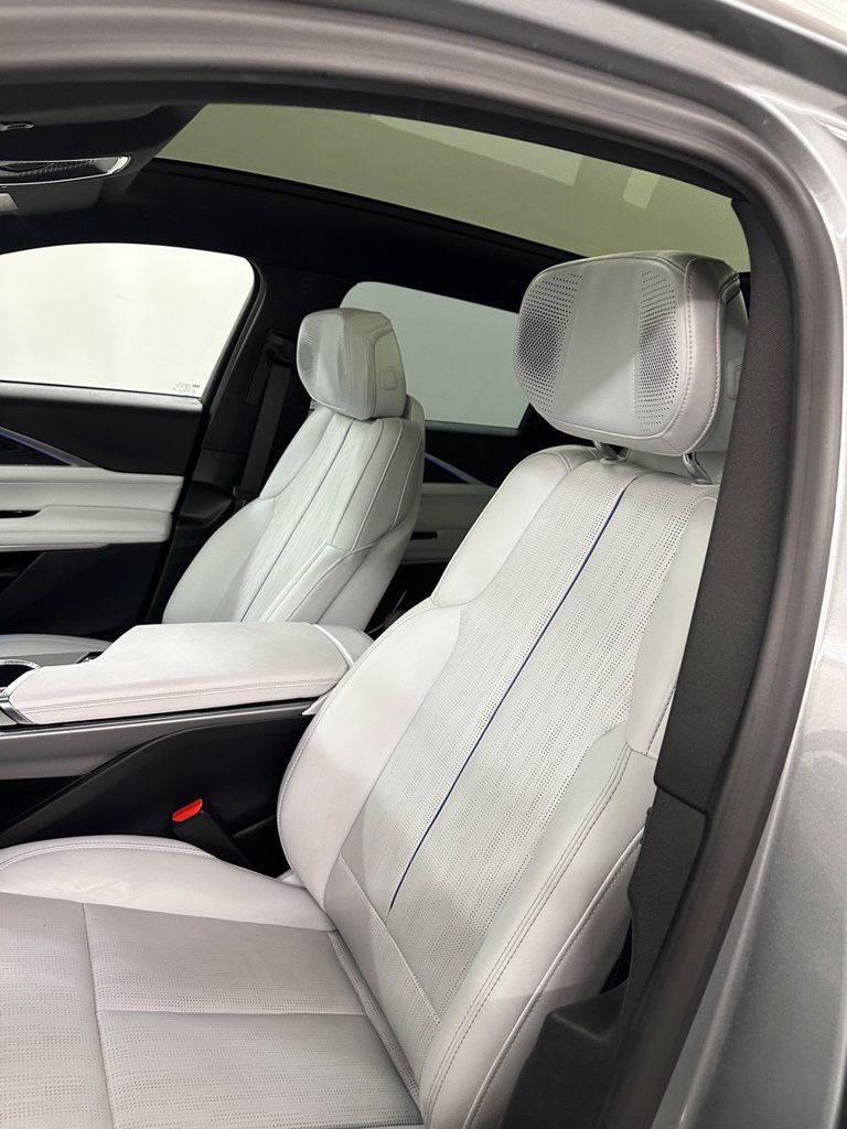 Used 2024 Cadillac Lyriq Luxury AWD/4WD image 13