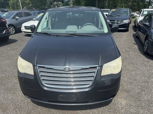 Used 2010 Chrysler Town & Country LX image 4