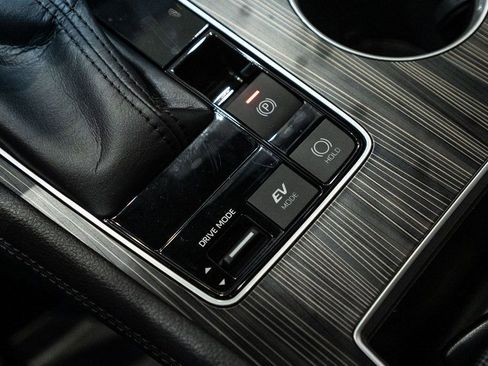 Used 2022 Toyota Sienna Limited image 22