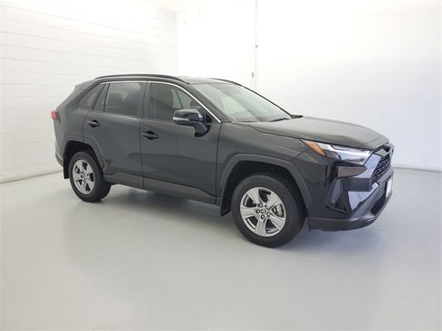 Used 2022 Toyota RAV4 XLE image 4