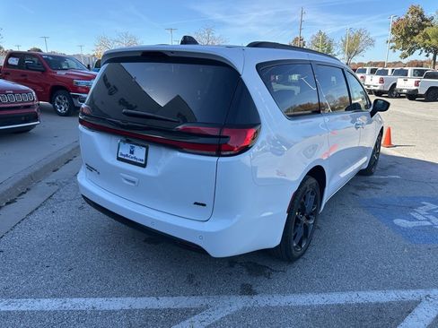 New 2026 Chrysler Pacifica Select image 30