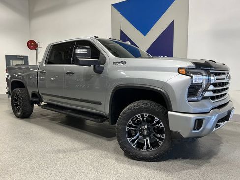 Used 2024 Chevrolet Silverado 3500 High Country w/ Technology Package AWD/4WD image 2