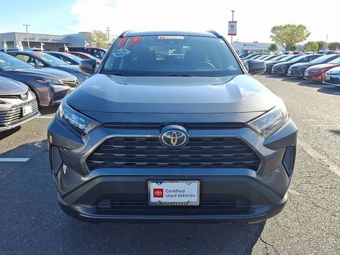 Used 2019 Toyota RAV4 LE AWD/4WD image 2