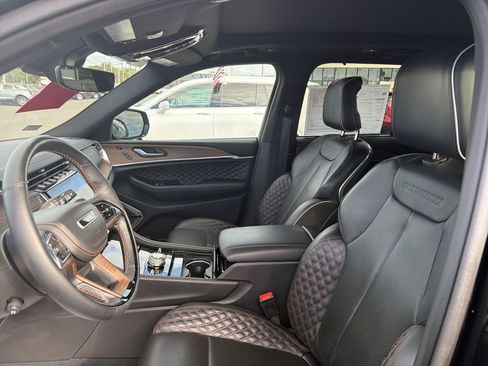 Used 2022 Jeep Grand Cherokee Summit w/ Luxury Tech Group V image 10