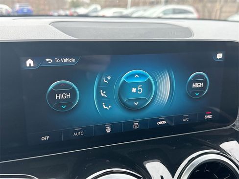 Used 2020 Mercedes-Benz GLB 250 4MATIC w/ Premium Package image 17