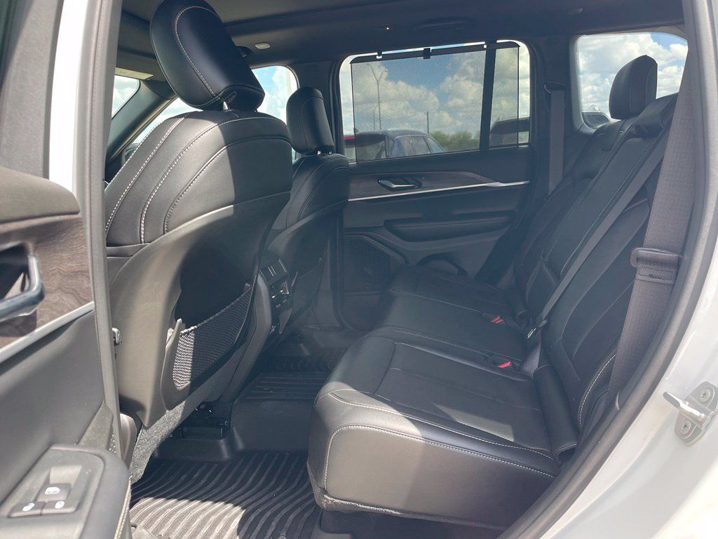 Used 2025 Jeep Grand Cherokee Limited w/ Luxury Tech Group II RWD image 26