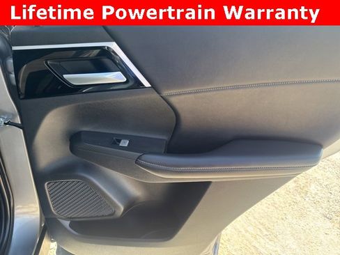 Used 2023 Mitsubishi Outlander SE image 16