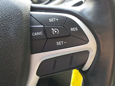 Used 2015 Jeep Cherokee Latitude AWD/4WD image 12