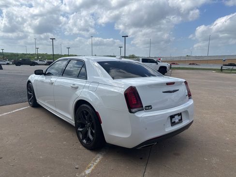 Used 2022 Chrysler 300 Touring L w/ Comfort Group RWD image 5