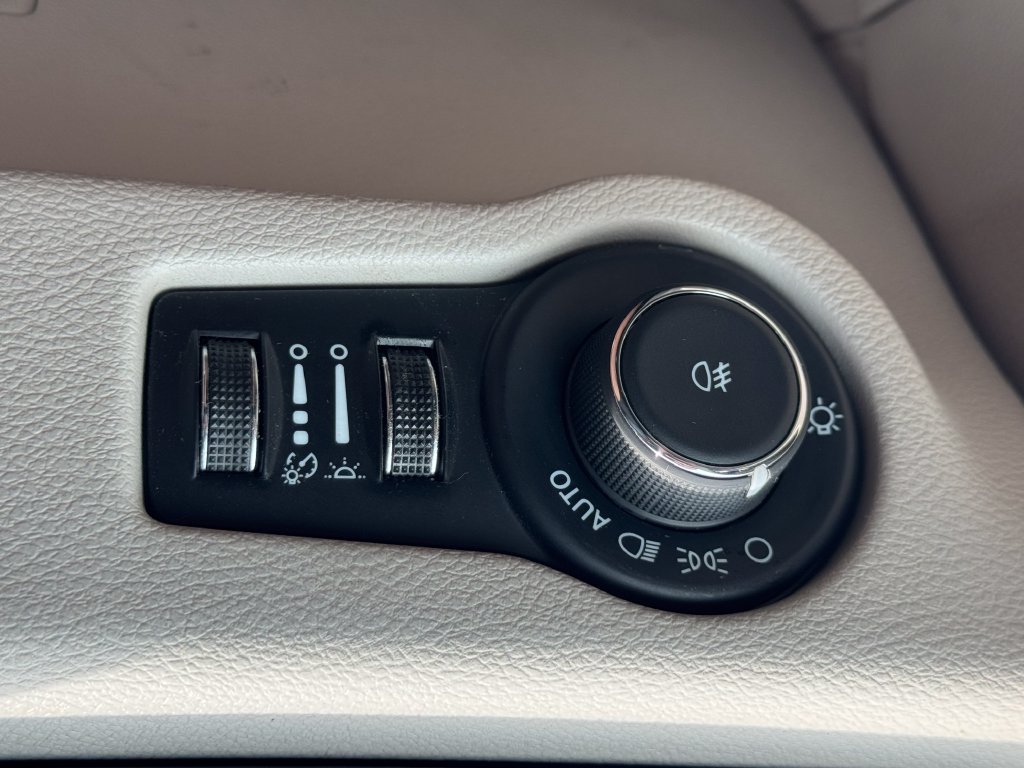 Used 2024 Chrysler Pacifica Touring-L FWD image 31