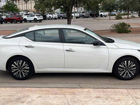 Used 2025 Nissan Altima 2.5 SV FWD image 9