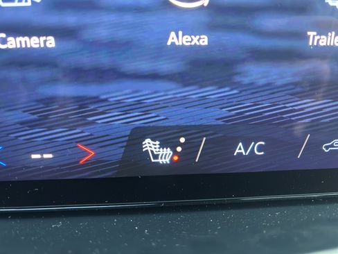 Used 2025 Chevrolet Suburban Z71 image 25