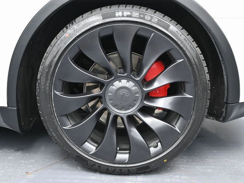 Used 2022 Tesla Model Y Performance image 11