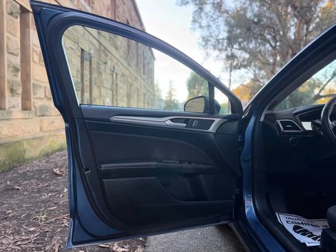 Used 2018 Ford Fusion SE w/ Fusion SE Technology Package FWD image 6