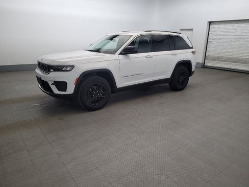Used 2023 Jeep Grand Cherokee Laredo w/ Luxury Tech Group I AWD/4WD image 2