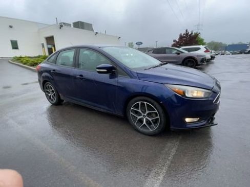 Used 2017 Ford Focus SEL w/ Cold Weather Package FWD image 2