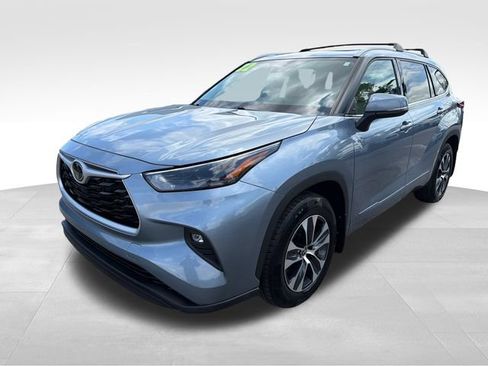 Used 2022 Toyota Highlander XLE AWD/4WD image 3