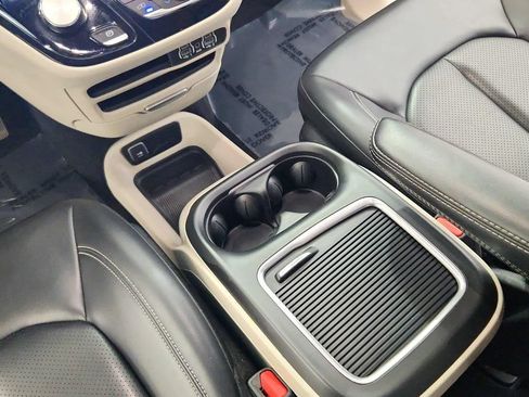Used 2023 Chrysler Pacifica Touring-L FWD image 26