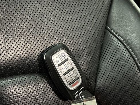 Used 2022 Chrysler Pacifica Limited w/ Uconnect Theater Family Group image 30