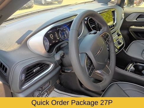 Used 2026 Chrysler Pacifica Limited FWD image 12
