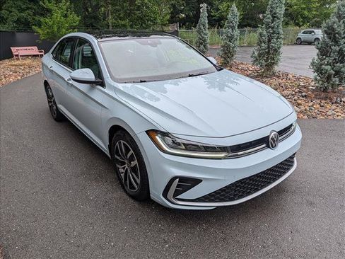 Certified 2025 Volkswagen Jetta SE w/ Sunroof Package FWD image 7