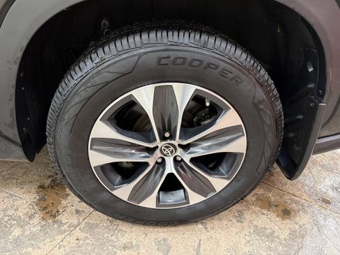 Used 2023 Toyota Highlander XLE image 7