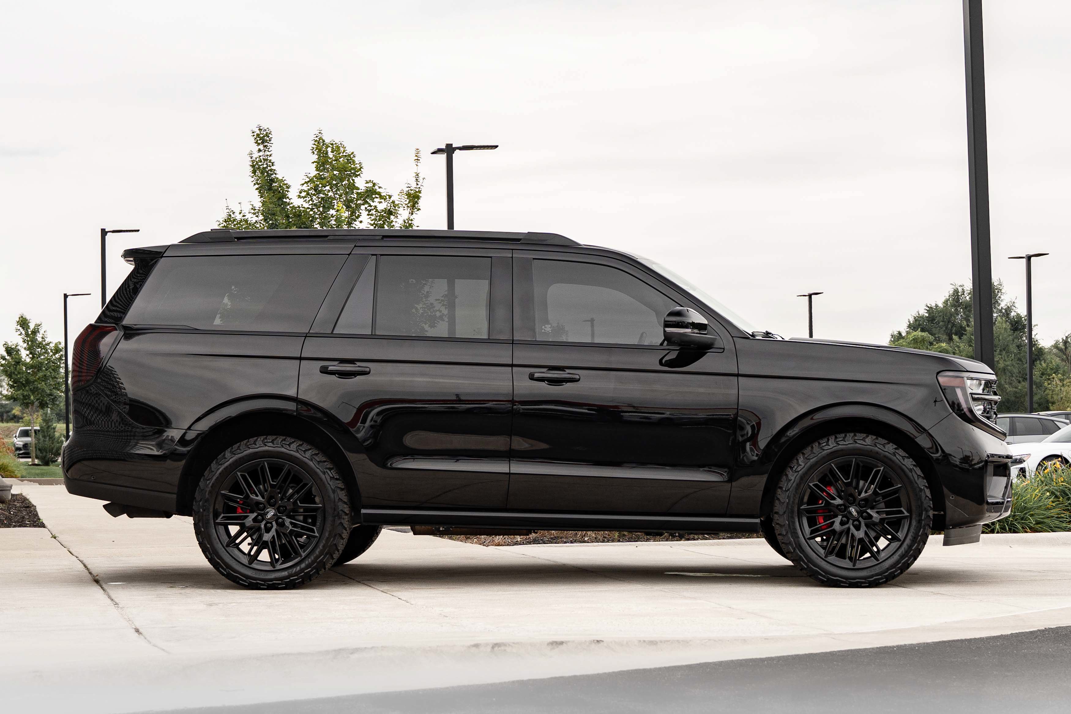 Used 2025 Ford Expedition Platinum w/ Stealth Performance Package AWD/4WD image 3