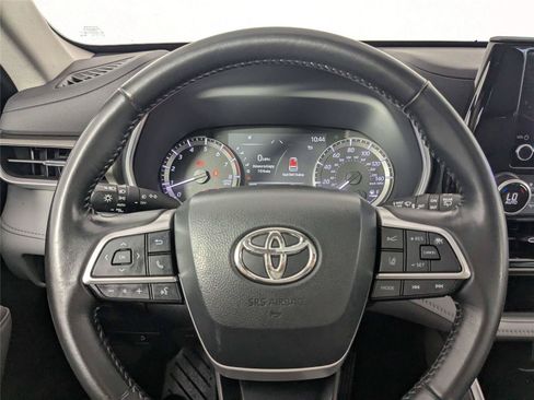 Used 2023 Toyota Highlander XLE AWD/4WD image 14