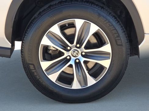 Used 2023 Toyota Highlander XLE FWD image 9