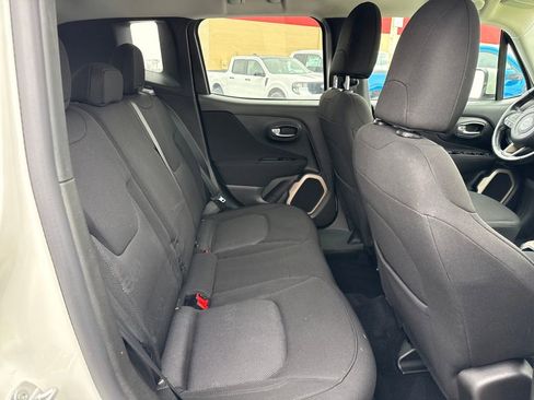 Used 2017 Jeep Renegade Latitude w/ Cold Weather Group image 9