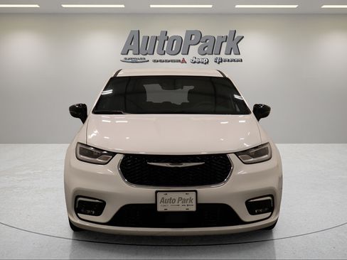 Used 2025 Chrysler Pacifica Select FWD image 5