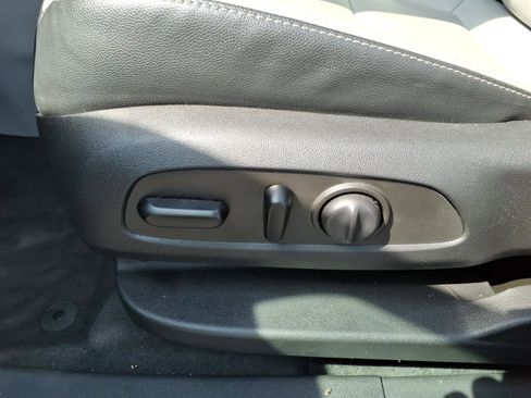 Used 2023 GMC Terrain SLT image 9