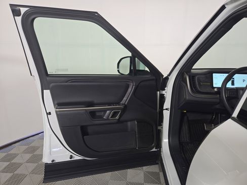 Used 2023 Rivian R1T Launch Edition image 16