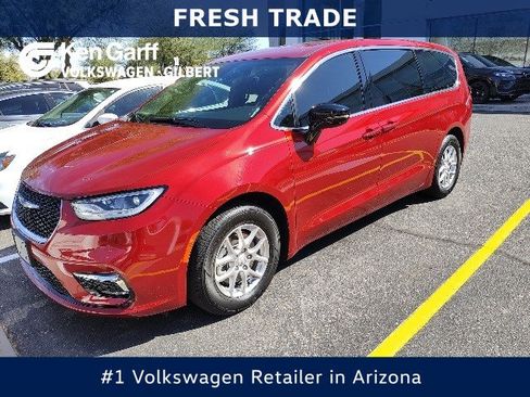 Used 2025 Chrysler Pacifica Select w/ Uconnect Theater Family Group image 1