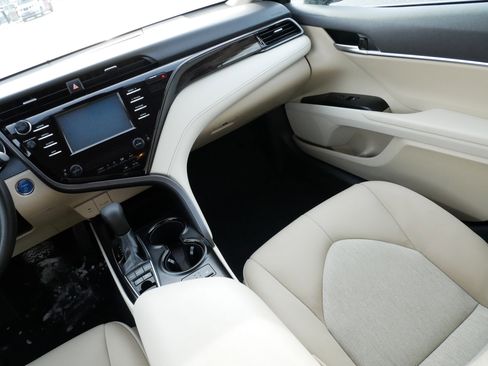 Used 2019 Toyota Camry LE image 11