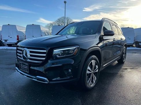 Used 2025 Mercedes-Benz GLB 250 4MATIC image 3