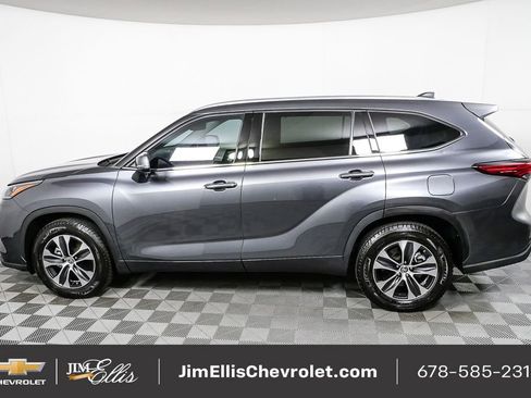 Used 2020 Toyota Highlander XLE image 2