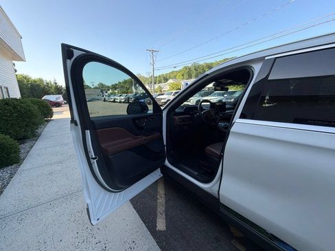 Used 2025 Lincoln Aviator Reserve AWD/4WD image 10