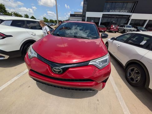 Used 2017 Toyota RAV4 SE FWD image 3