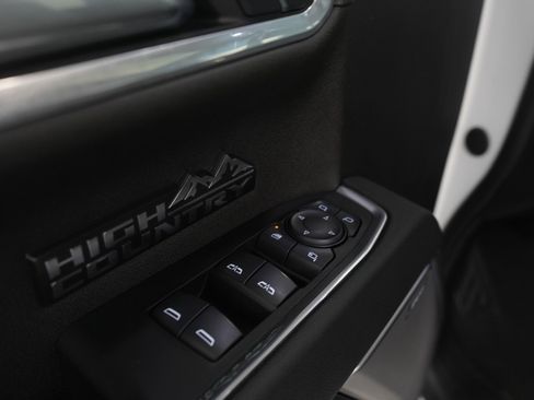 Used 2025 Chevrolet Silverado 1500 High Country image 21