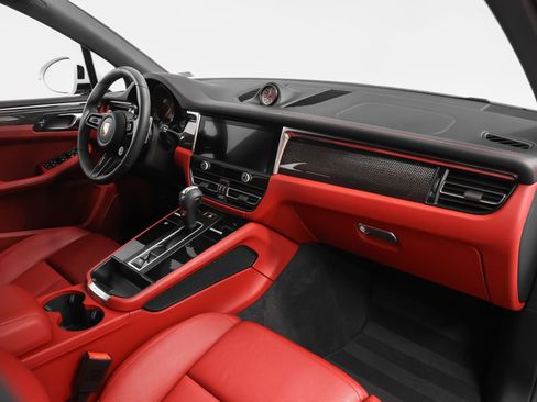 Certified 2025 Porsche Macan GTS image 30