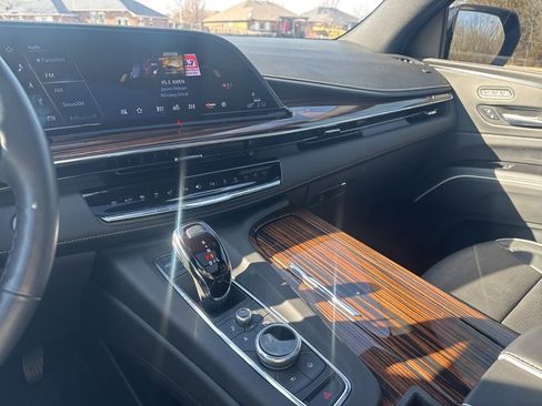 Certified 2024 Cadillac Escalade ESV Premium Luxury image 18