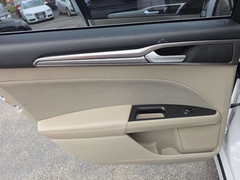 Used 2017 Ford Fusion SE FWD image 10