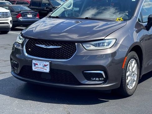 Used 2023 Chrysler Pacifica Touring-L FWD image 31